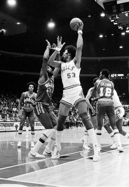 Un gancio di Artis Gilmore in Chicago Bulls-Golden State Warriors del 25 ottobre 1977 (Ap)